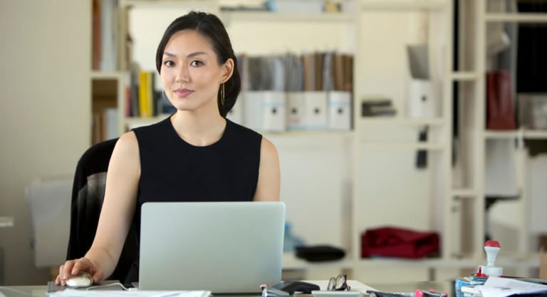 Acontece silenciosamente em todo mundo uma nova revolução, a do empreendedorismo feminino. É cada vez maior o número de mulheres que partem para a abertura de um negócio próprio em suas próprias residência, reduzindo custos e ganhando qualidade de vida.